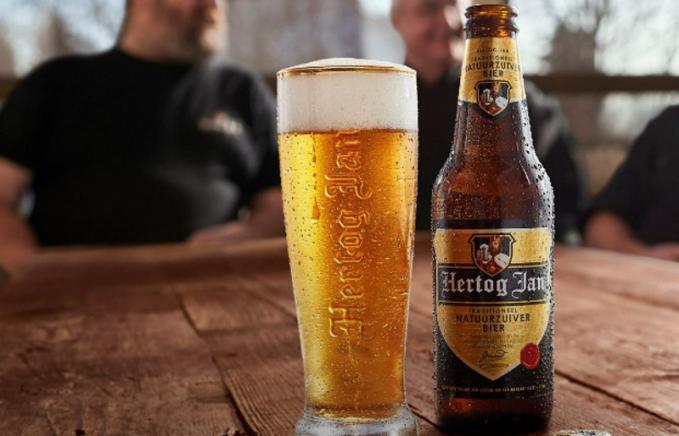 hertog jan pilsener bier in glas